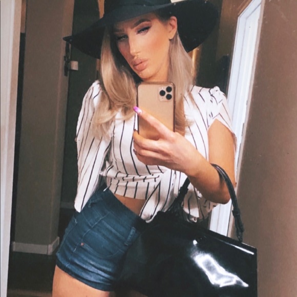 Meet your Posher, Adrienne - Picture 1 of 11